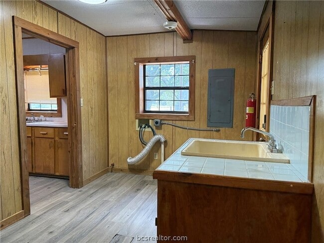 Building Photo - 9581 Valley View Dr