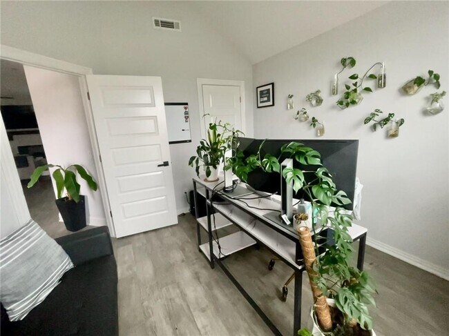 Building Photo - 2014 W Chandler Ave