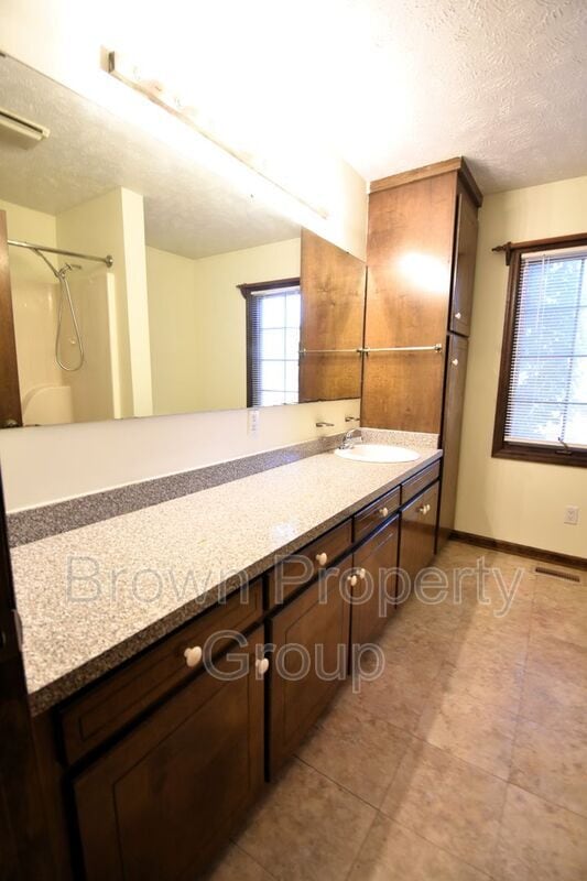 Building Photo - 901 Fredonia Dr