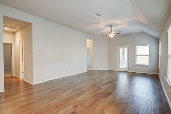 Building Photo - Warm & Inviting 4 Bedroom, 2 Bath House for Rent