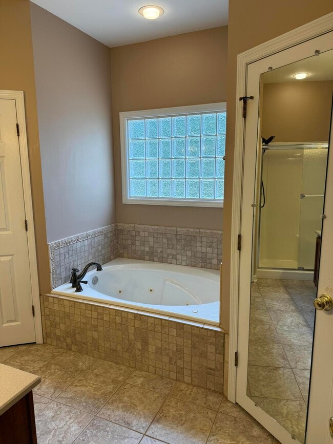 Building Photo - 3652 Fair Ridge Dr