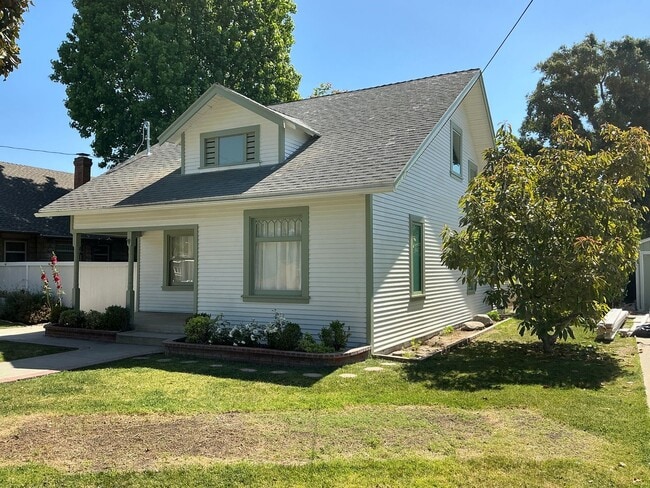 Building Photo - Beautiful 4 Bedroom 2 Bath Home in Old Tow...