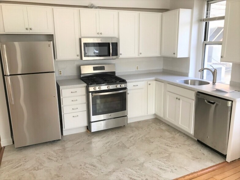 Building Photo - 378 Thames St