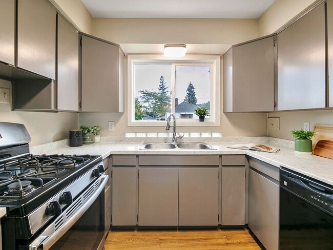 Building Photo - MID-CENTUTY MODERN 4 BEDROOM/2 BATH HOME-MUST SEE TO APPRECIATE!!