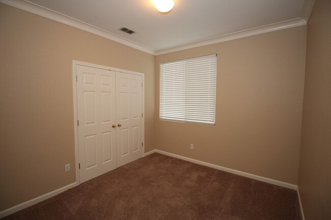 Building Photo - 4 bedroom, 2 bathroom home in Plumas Lake