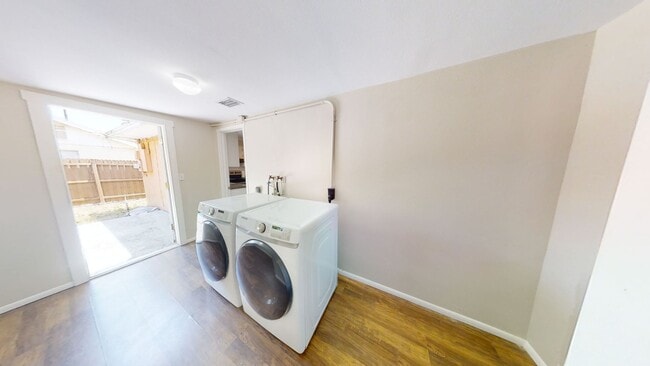 Building Photo - 2 Bedroom house for rent