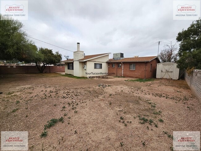 Building Photo - Grant & Silverbell Rd 3/1.5 with A/C $500 Security Deposit
