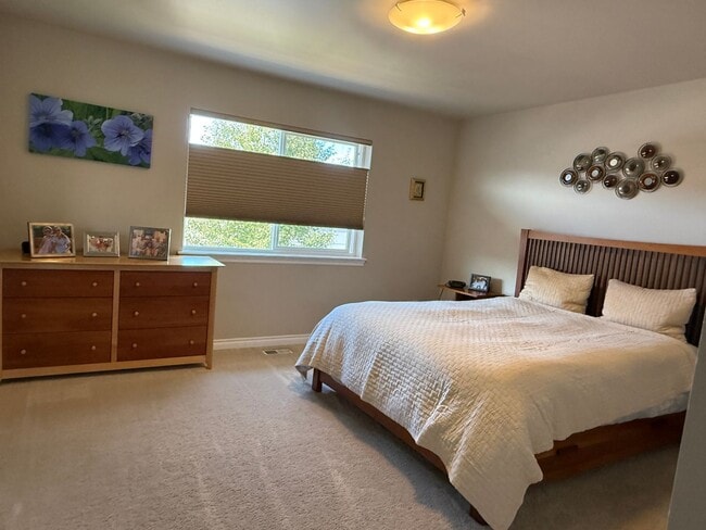 Building Photo - Lovingly Maintained East Anchorage Home wi...
