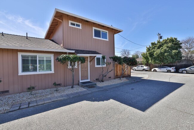 Building Photo - 1329 Essex Way