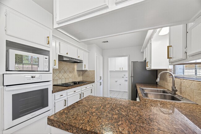 Building Photo - 9011 Landsdowne Dr