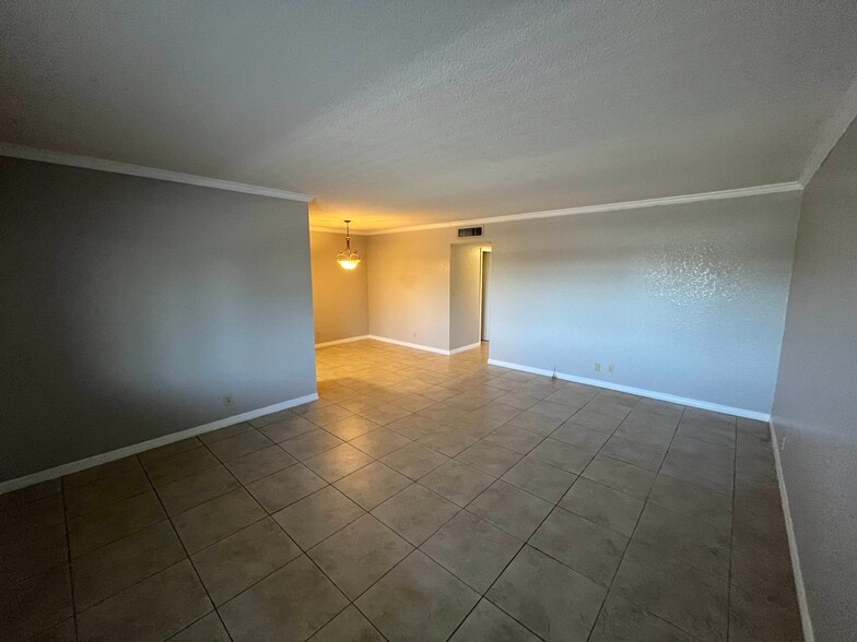 Building Photo - 2020 NE 56th St