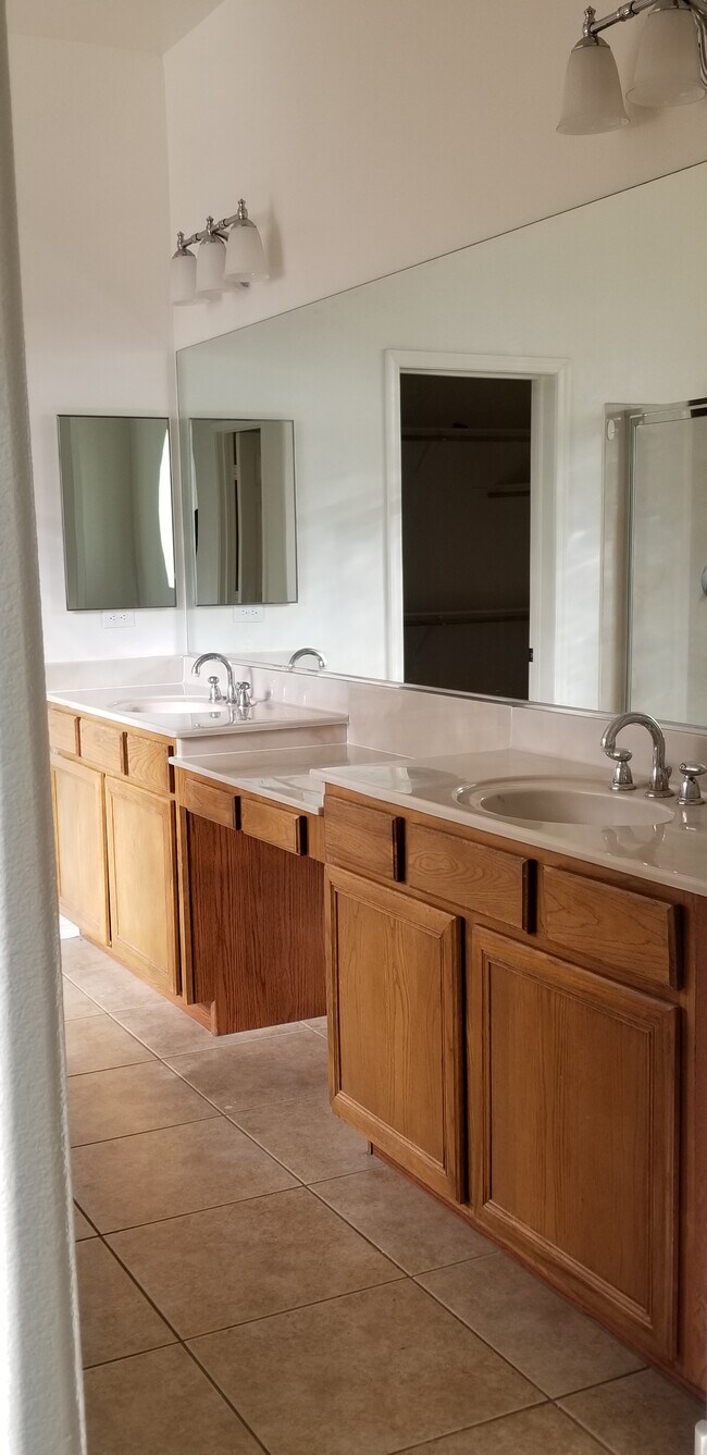 Building Photo - 4901 Oro Ln