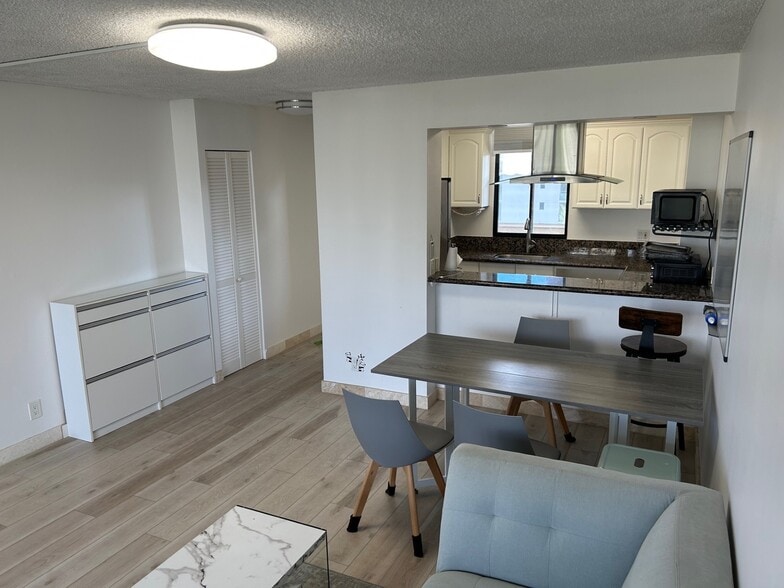 Living Room - 2121 Ala Wai Blvd