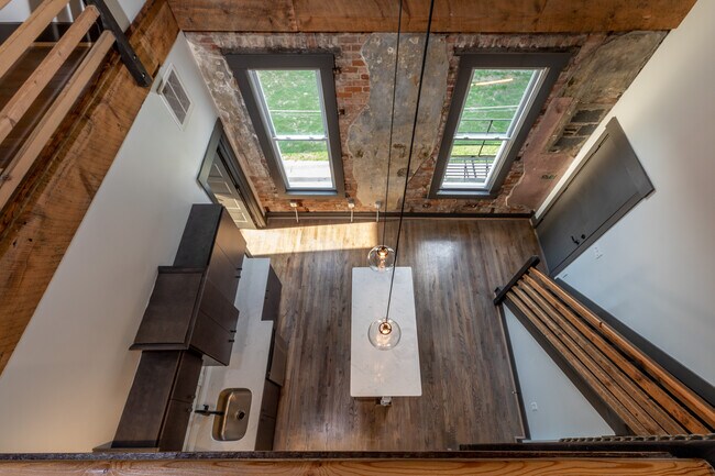 Building Photo - 1533 Elm St