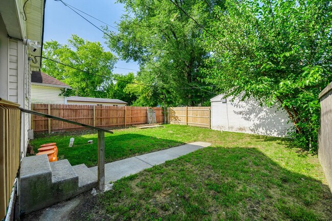 Building Photo - 906 Villa Ave