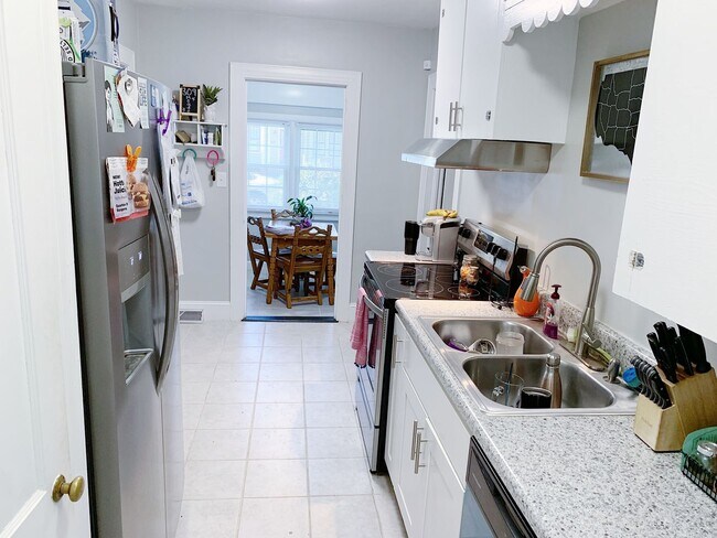 Building Photo - 4 bedroom home for 4 or 3 people (one bloc...