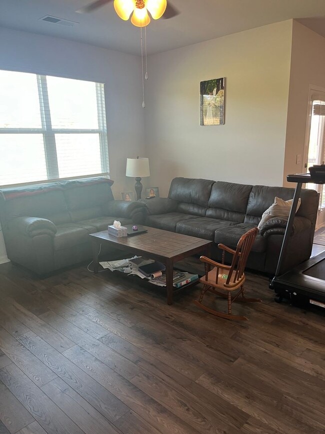 Building Photo - 4 Bed, 2 Bath House