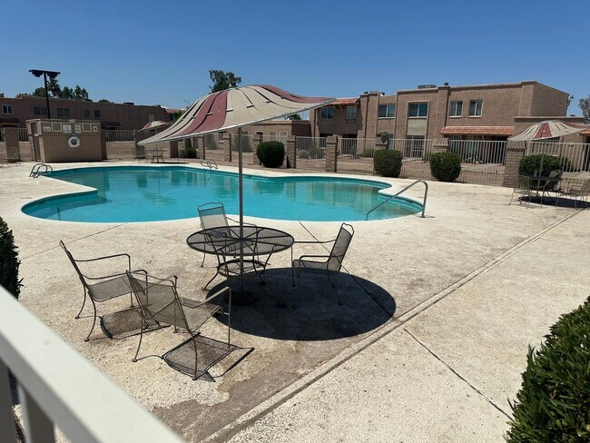 Building Photo - Spacious 4BR Townhome in Phoenix