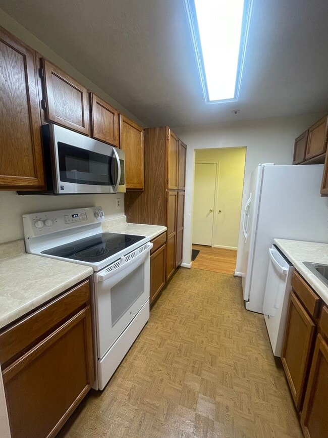 Building Photo - VERY SPACIOUS CONDO ON 3RD FLOOR WITH ELEV...