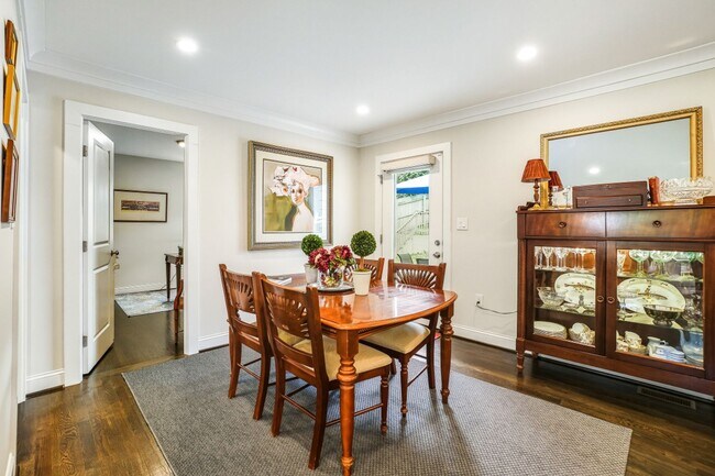 Building Photo - ELEGANT AND SPACIOUS 5 BEDROOM 3 FULL BATHROOM HOME IS AVAILABLE 3-1-2026  IN THE ROSEMARY HILLS ...