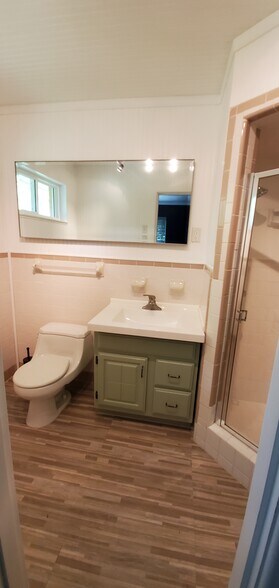 Master Bath w/corner shower - 9530 Ash Creek Dr