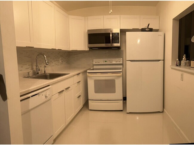 Building Photo - 700 Village Green Ct