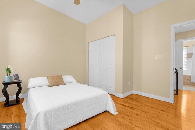 Building Photo - 1005 Baylis St