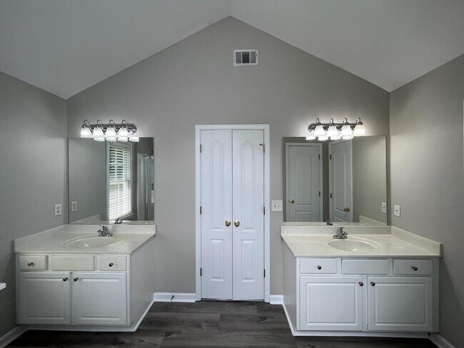 Building Photo - 1712 Hillside Bend Crossing