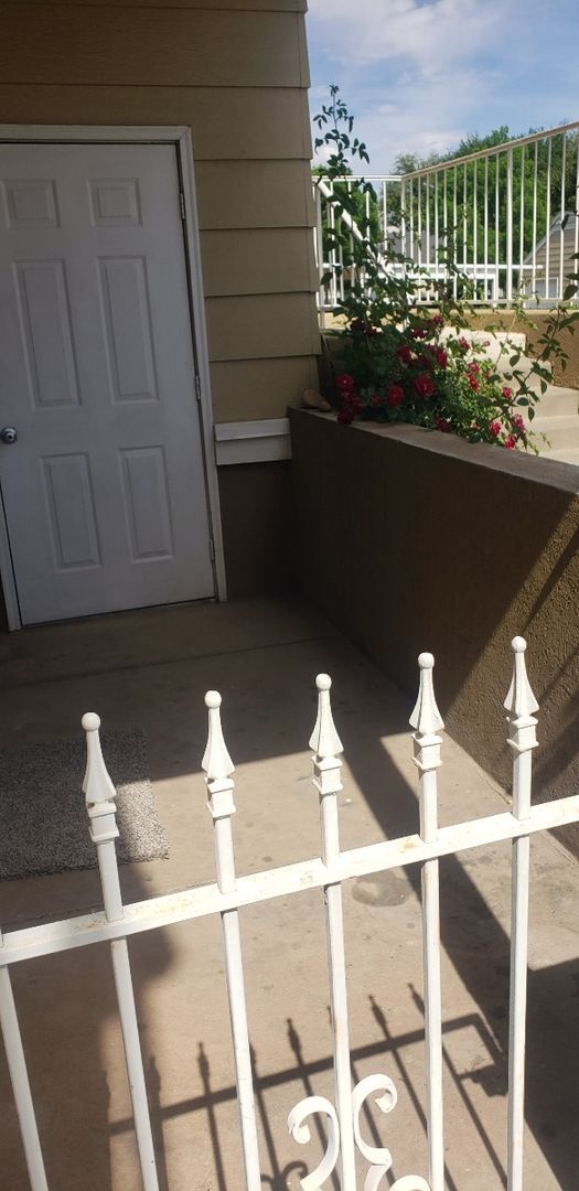 Building Photo - Charming 2 Bedroom Condo with Great Amenit...