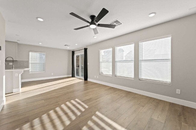 Building Photo - Beautiful two-story home with a bright open floor plan and modern finishes throughout. The spacio...