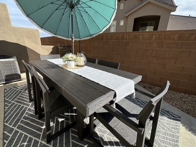 Building Photo - Pet Friendly 4 Bedroom Home!