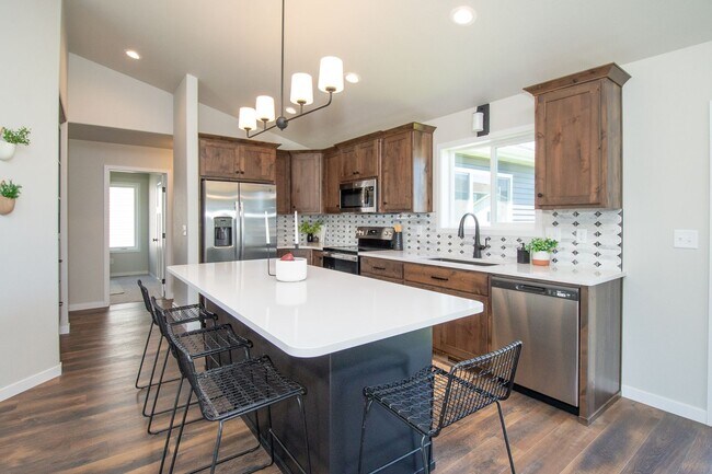 Building Photo - 4 Bed 3 Bath Single Family Home