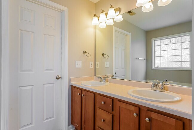 Building Photo - 117 Pearson Place