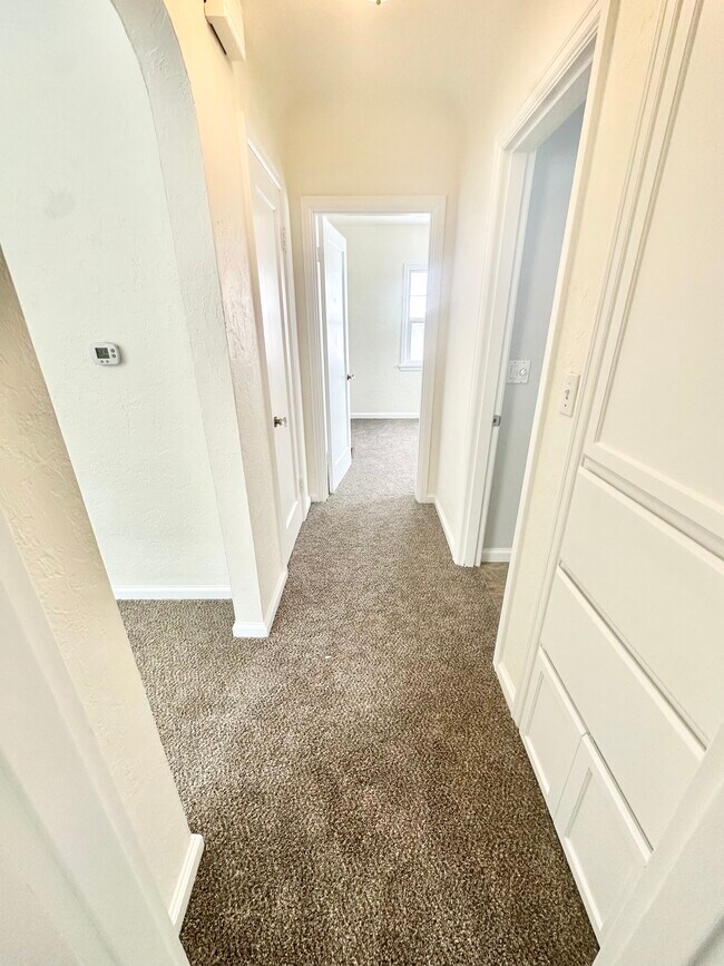 Building Photo - 715 NE Spitzenburg St