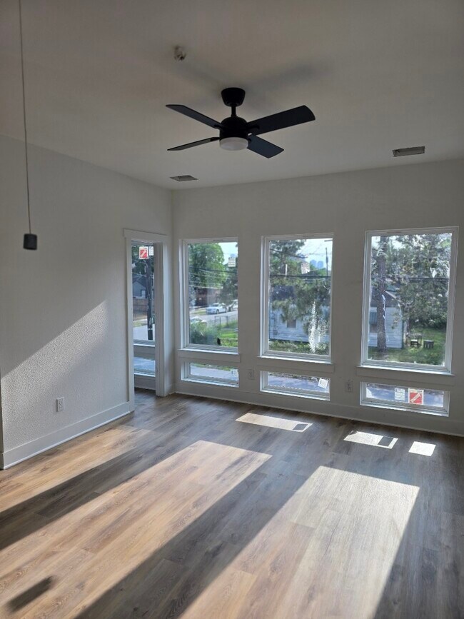 Building Photo - 1206 Schweikhardt St