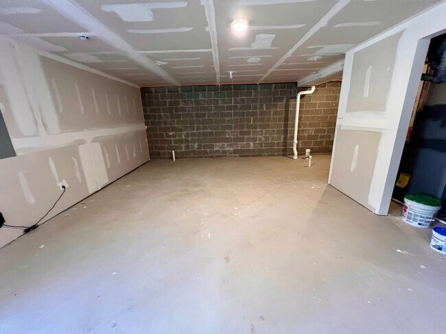 Building Photo - 2105 Canterbury Dr