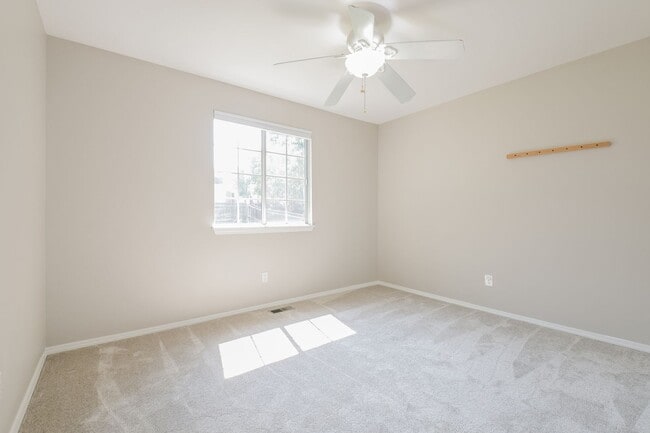 Building Photo - Beautiful 3 Bed / 2 Bath Single Family Hom...