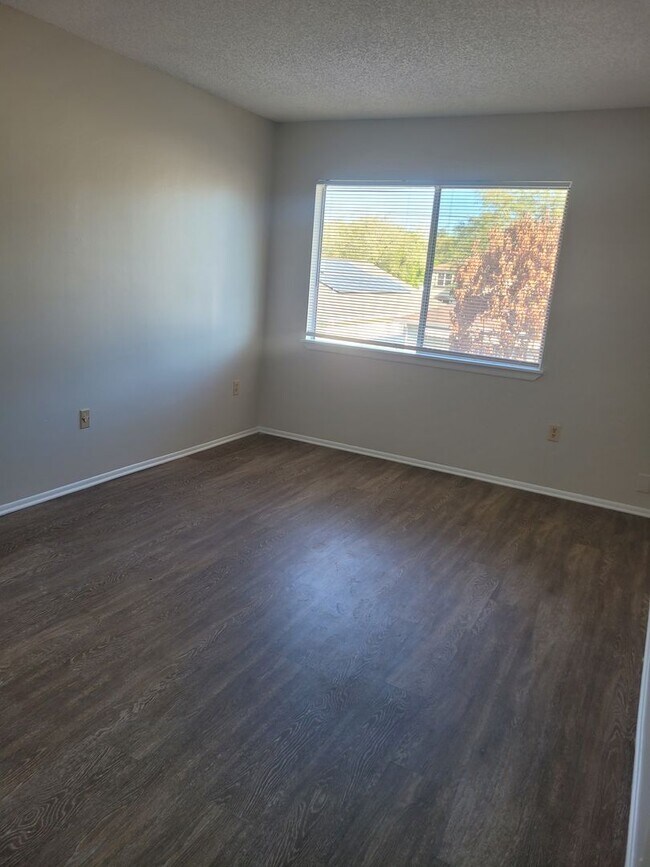 Building Photo - FOR RENT!! CUTE AND COZY 2 BED 1.5 BATH WITH GARAGE (MOVE IN SPECIAL)...