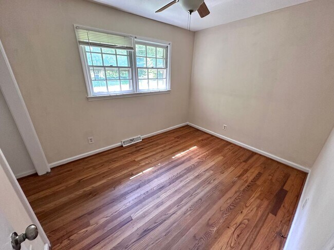 Building Photo - 3 Bedrooms, 2 Bathrooms - House in Armuchee!