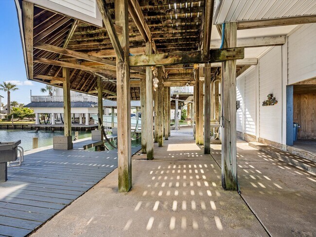 Building Photo - 334 Paradise Dr