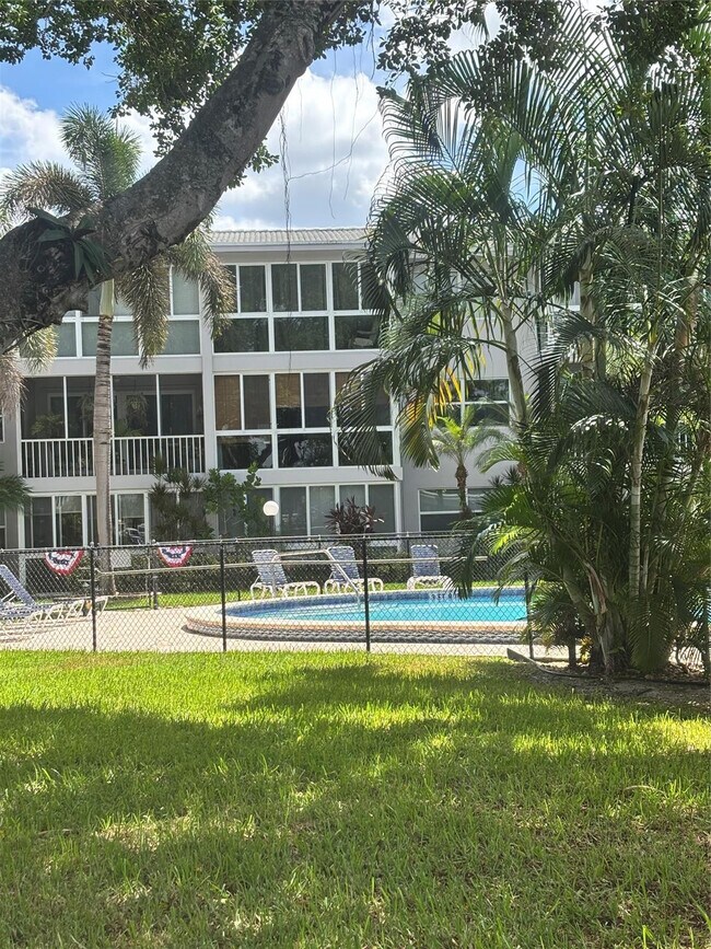 Building Photo - 1200 SW 12th Ave