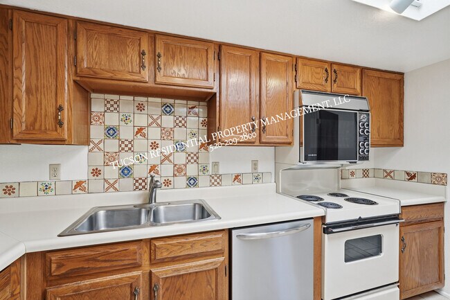 Building Photo - 5810 E Chiricahua Trail