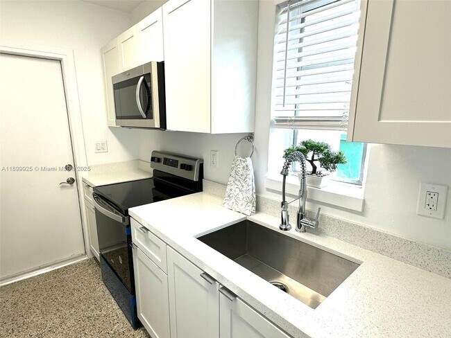 Building Photo - 401 SE 14th Ct