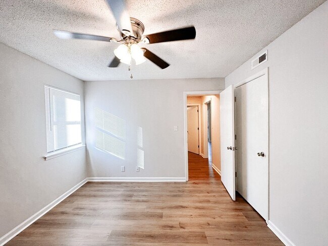 Building Photo - 470 Martha Ln