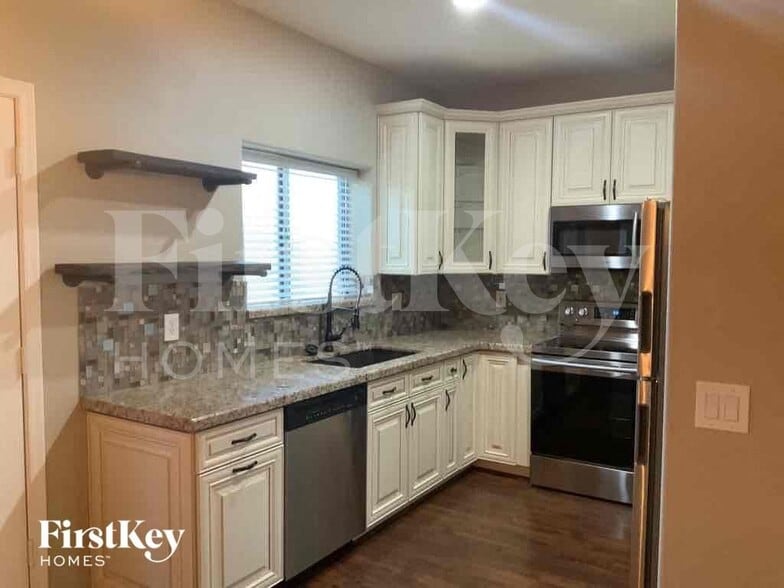 Building Photo - 17424 N 19th Terrace