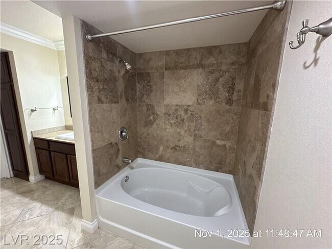 Building Photo - FANTASTIC 1ST FLOOR UNIT IN GATED COMMUNIT...