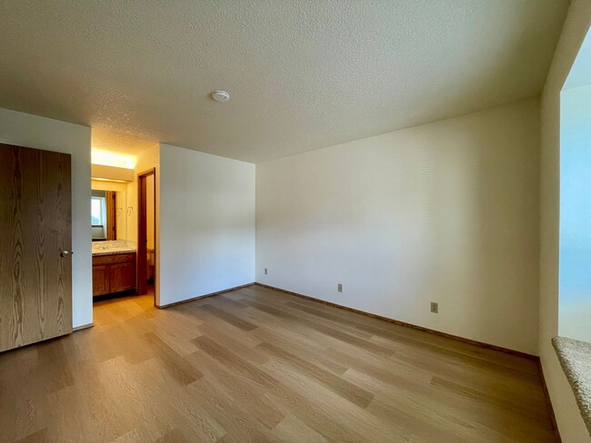 Building Photo - SE Single level 2 Bed 2 Bath Condo - A/C, ...