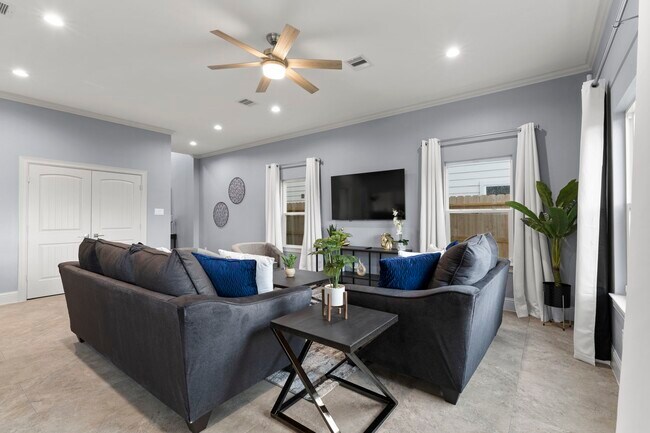 Building Photo - 2209 Silverbonnet St