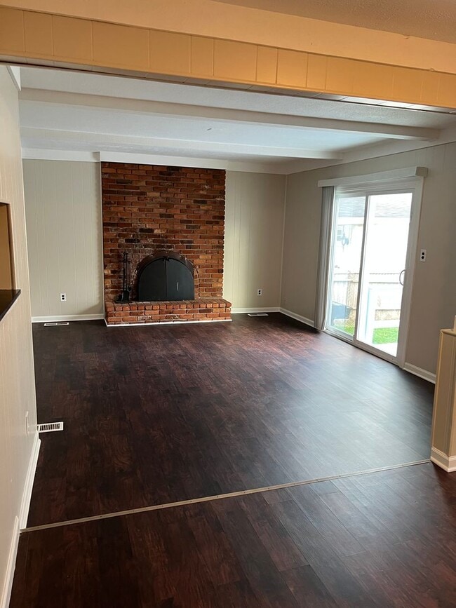 Building Photo - 3 bed 1 bath bungalow with garage and base...