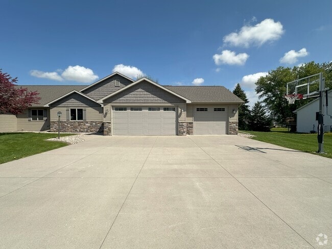 Building Photo - W6936 Maple Terrace Rd